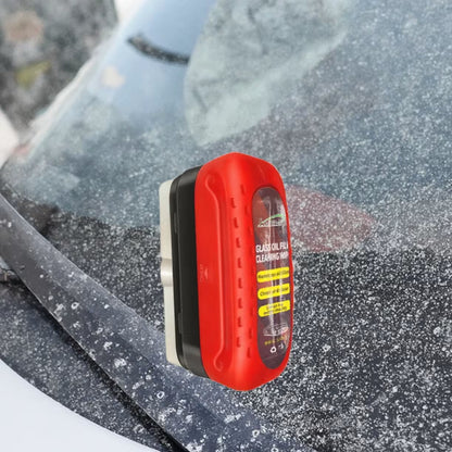 Crveni plasticni proizvod sa sundjerom naslonjen na vlazno i zamuceno auto staklo