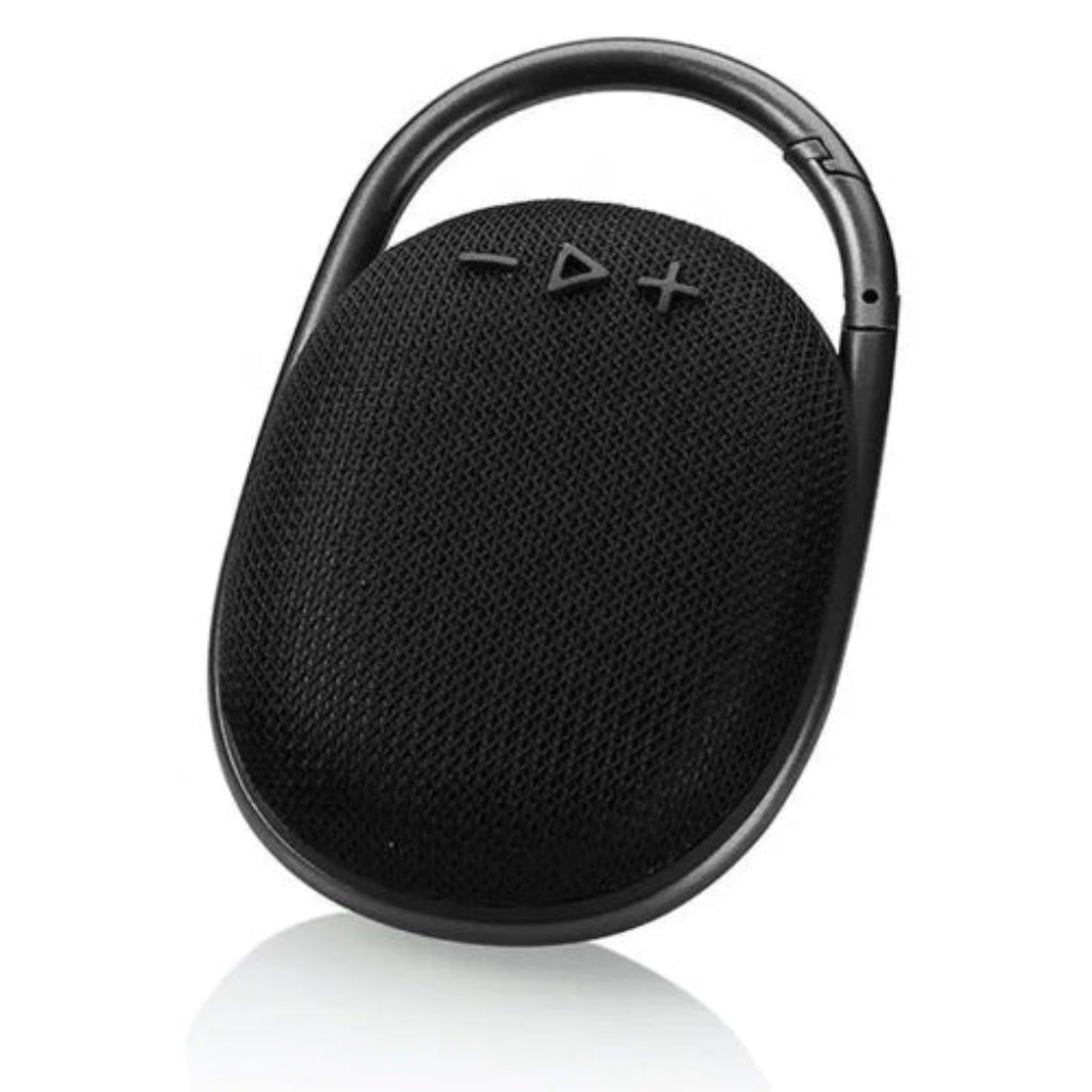 Crni bluetooth zvucnik Clip 4 sa karabinerom na beloj pozadini