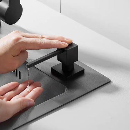 Crni dozator sapuna za sudoperu. Metalni dozer za tecni sapun za kuhinju. Ugradni dispenzer za sapun. 