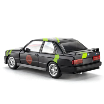 Crni drift auto igracka zadnji spojler i zeleni detalji na karoseriji prikazuju sportski izgled zadnjeg dela