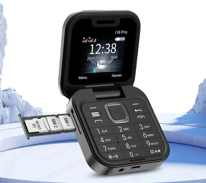 Crni mini preklopni telefon i16 Pro otvoren, prikazuje tastaturu i gornji ekran sa vremenom 12:38, datumom 01.01.2024. i dve SIM kartice, sa izvadjenim nosacem za dve SIM kartice i microSD karticu.