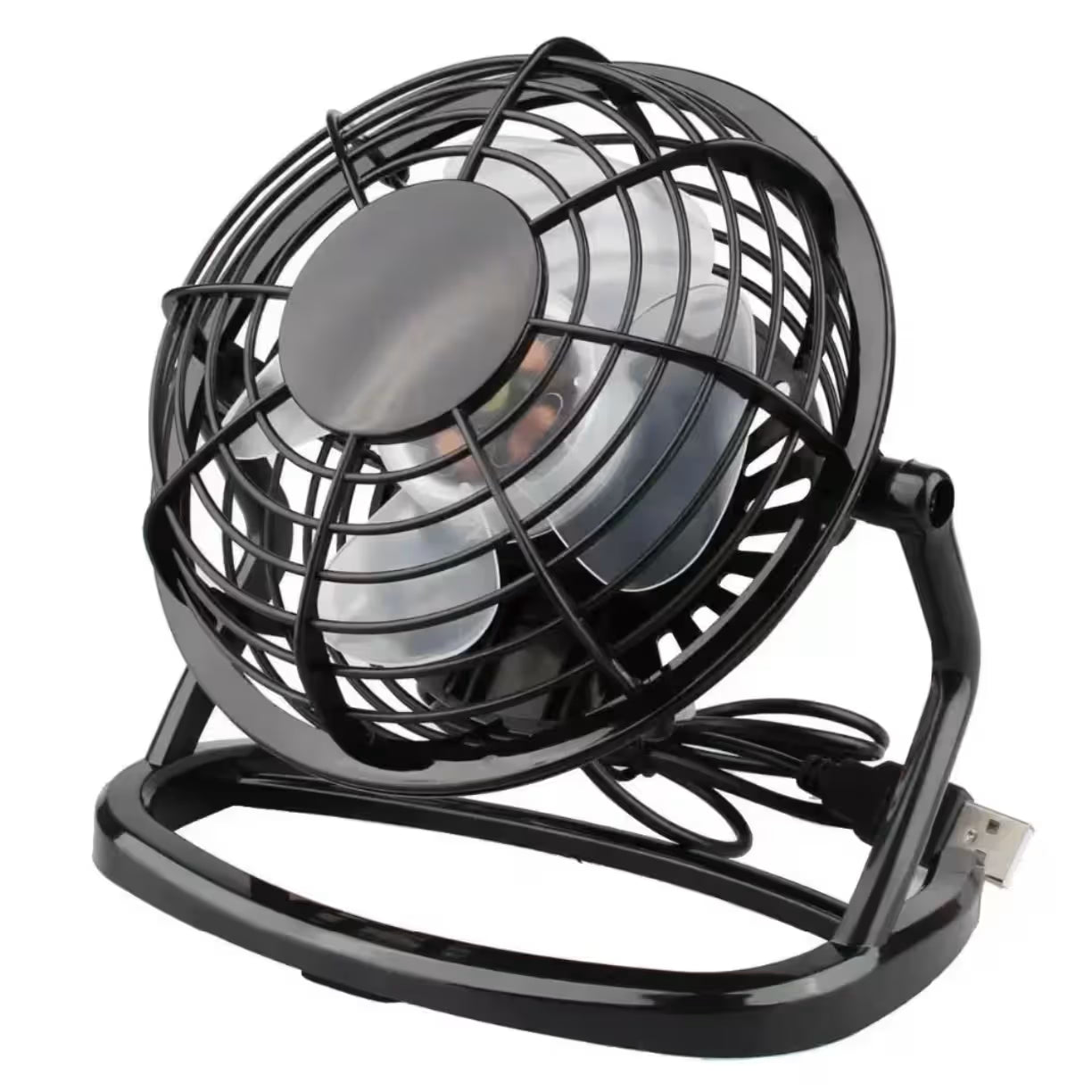 Prenosivi crni stoni ventilator sa podesivim uglom i usb prikljuckom na beloj pozadini