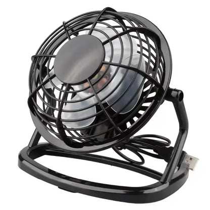 Prenosivi crni stoni ventilator sa podesivim uglom i usb prikljuckom na beloj pozadini