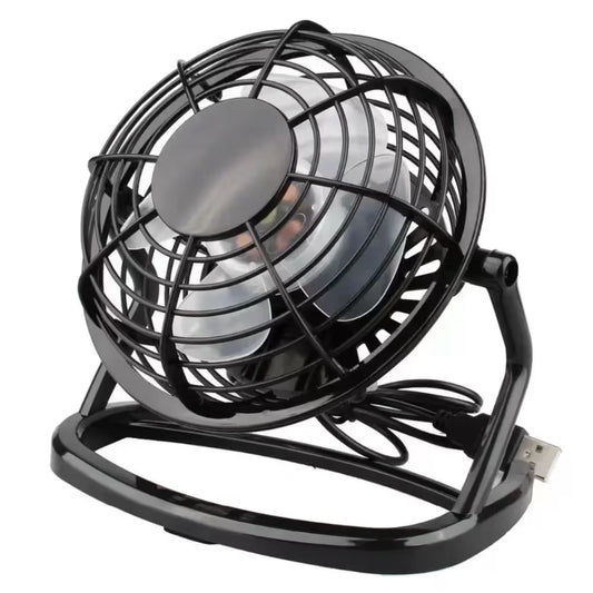 Prenosivi crni stoni ventilator sa podesivim uglom i usb prikljuckom na beloj pozadini