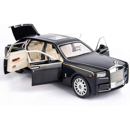 Crni model automobila Rolls Royce Phantom sa otvorenim vratima i prtljaznikom. Luksuzna igracka.