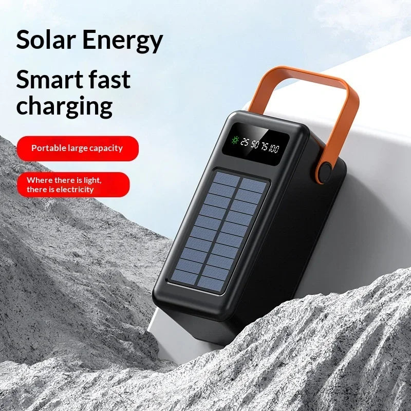 Crni solarni eksterni punjac sa solarnim panelom i ruckom na stenovitoj povrsini