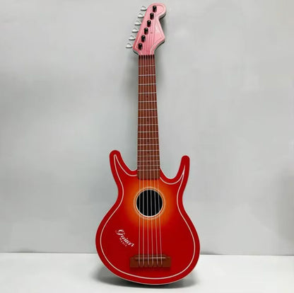 Crvena decija drvena gitara igracka na sivoj pozadini