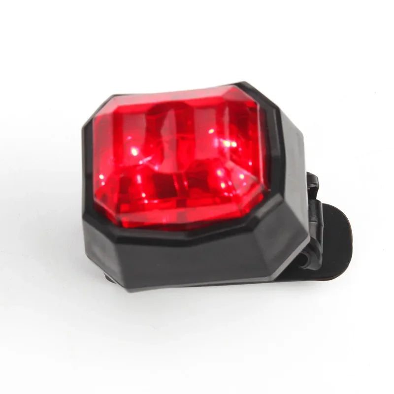 Crveno LED sigurnosno svetlo u crnom kucistu sa klipsom