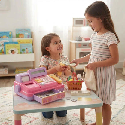 Deca se igraju sa decijom kasom za prodavnicu na stolu