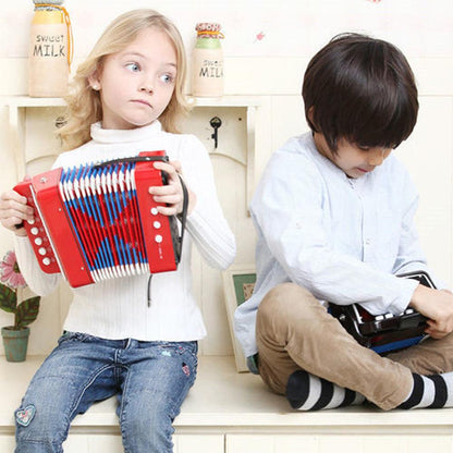 deca sviraju deciju harmoniku u kucnom okruzenju i uce muziku kroz igru