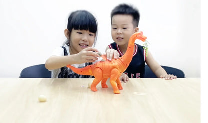 Deca ubacuju jaja u interaktivnog dinosaurusa brahiosaursa