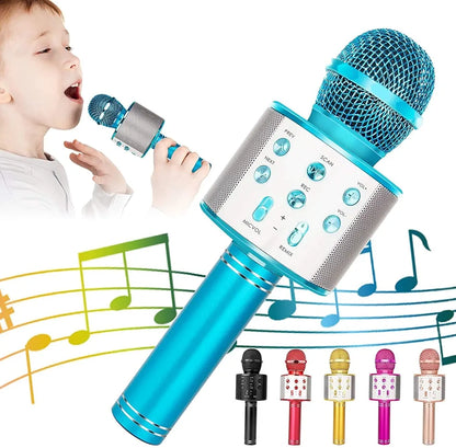 Decak peva u plavi karaoke mikrofon za decu
