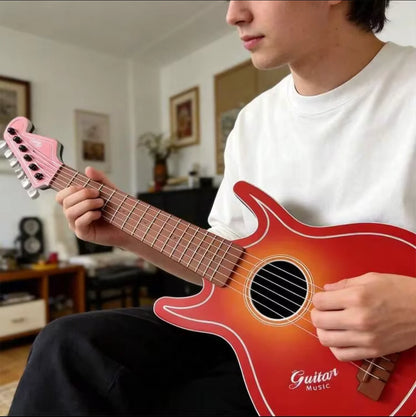Sviranje crvene decije drvene gitare igracke u dnevnoj sobi