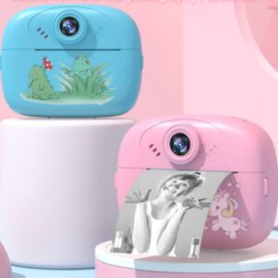 Decija instant kamera za foto stampanje u plavoj i roza boji, idealan poklon za malisane. Poseduje HD socivo i selfie opciju.