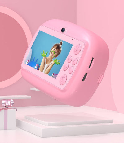 Roza decija kamera za instant stampanje slika, u procesu izrade crno-bele fotografije. Prikazuje trenutno stampanje.