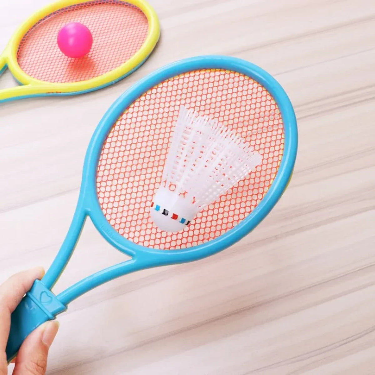 Drzanje decijeg reketa sa badminton lopticom tokom igre