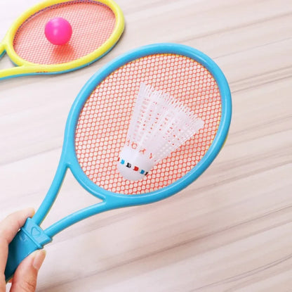 Drzanje decijeg reketa sa badminton lopticom tokom igre