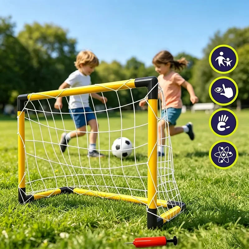 Deciji fudbalski gol na travi sa pumpom i decom u igri