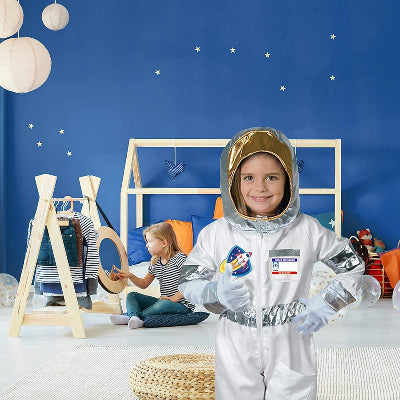 Srecno dete u kostimu astronauta u decijoj sobi. Kosmicko odelo za igru i mastovite avanture.