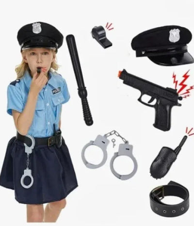 Kompletan deciji kostim policajca. Devojcica u odelu sa igrackama poput lisica, pistolja, palice i kape. Idealno za maskenbal.