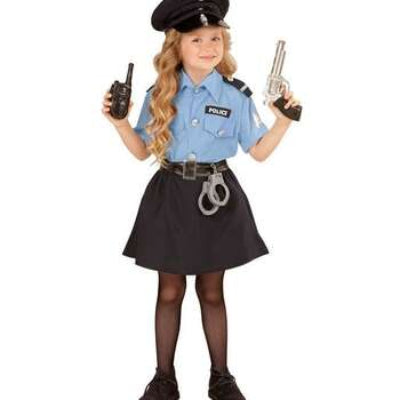 Devojcica u decijem kostimu policajca. Odelo ima plavu kosulju, crnu suknju, kacket i igracke lisice i oruzje.
