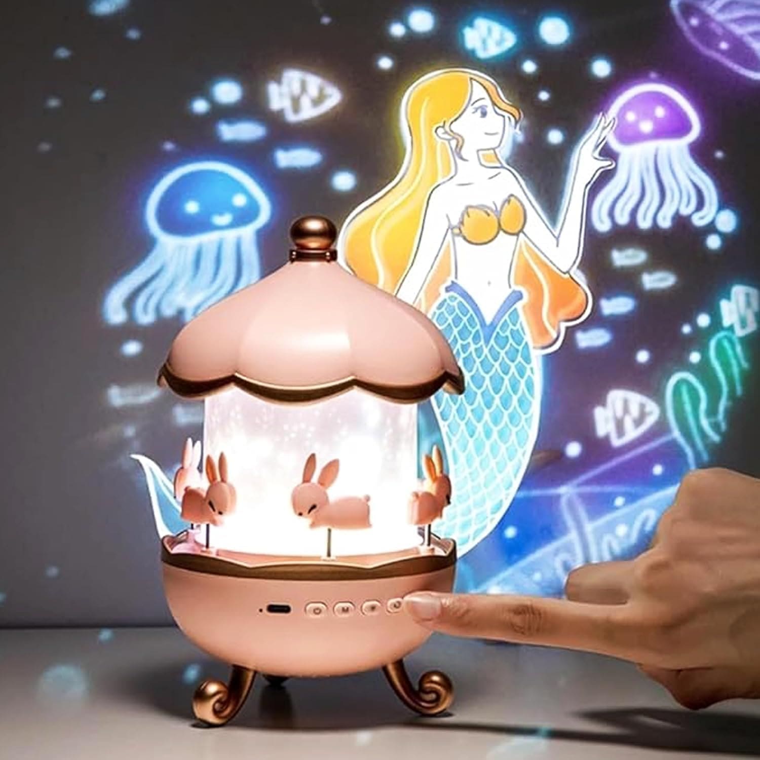 Deciji projektor nocna lampa sa bajkovitim projekcijama i rotirajucim karuselom
