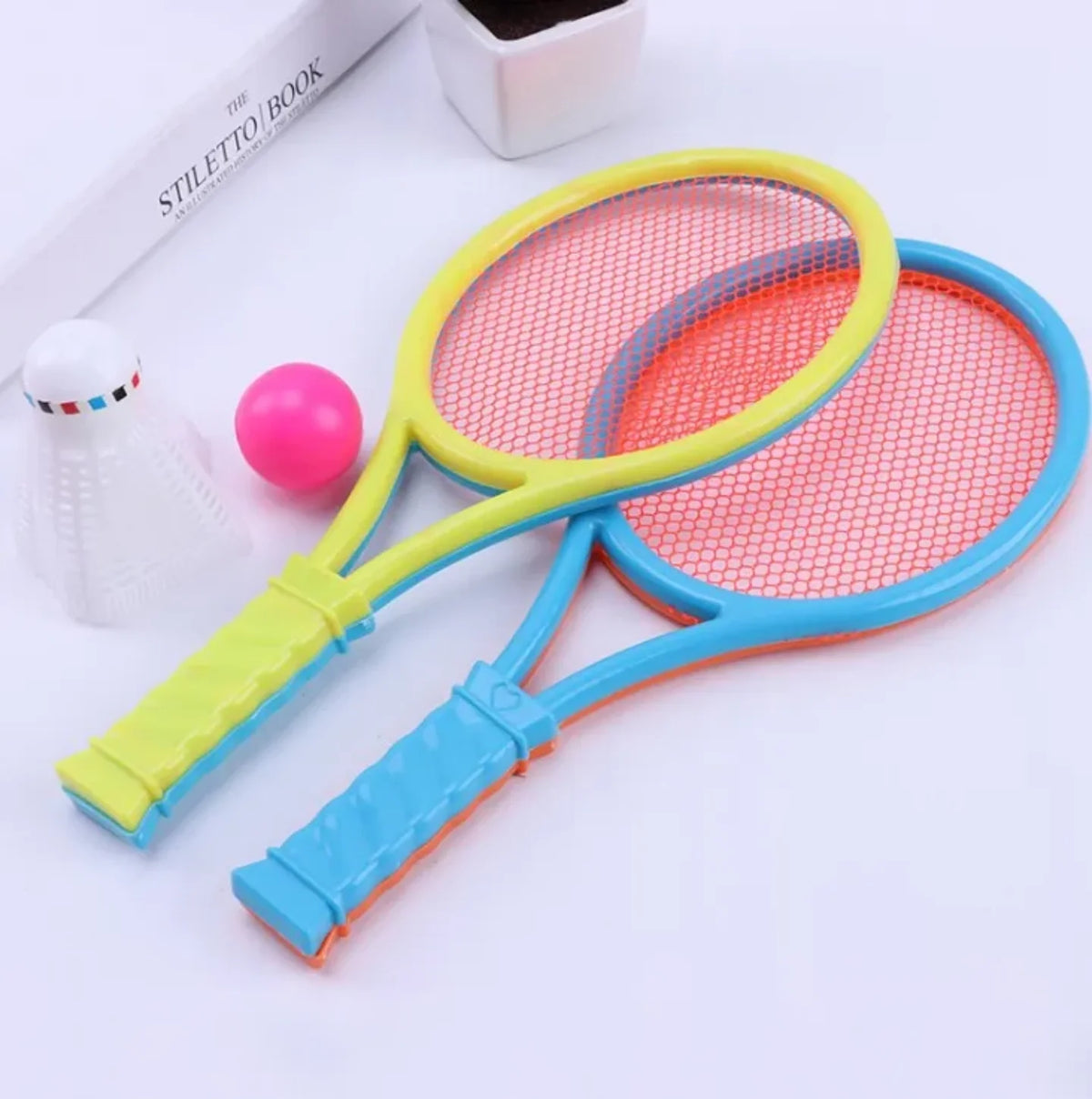 Deciji set reketa sa badminton lopticom i lopticom na stolu
