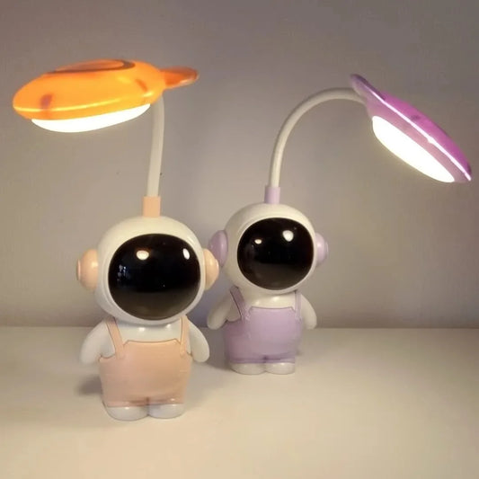 Dve dekorativne LED lampe u obliku astronauta sa savitljivim vratom