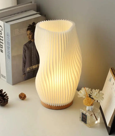 elegantna dekorativna nocna lampa na stolu pored knjiga idealna za citanje i opustanje u spavacoj sobi