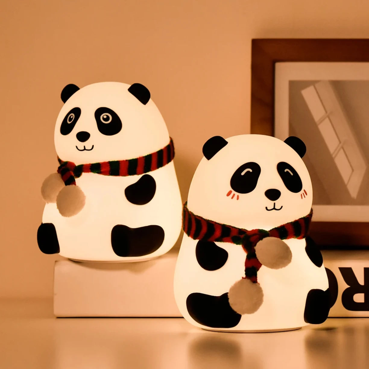 Dve dekorativne panda nocne lampe na polici