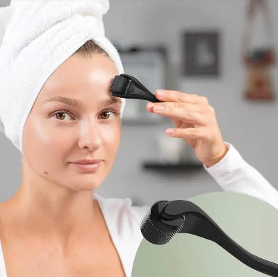 Zena koristi dermaroler za lice. Rutina nege koze, smanjuje oziljke i bore.