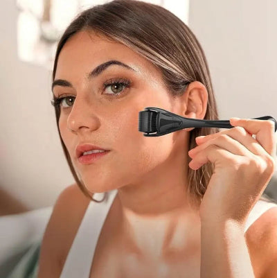 Dermaroler za lice, za negu koze i bolju apsorpciju seruma. Uklanja bore, poboljsava teksturu.