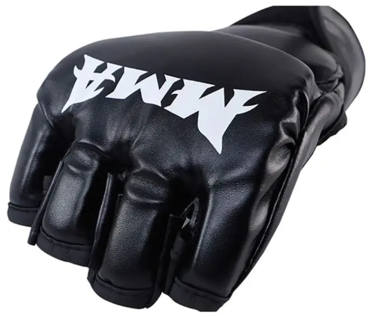 Detalj gornje strane crne MMA rukavice sa punjenjem
