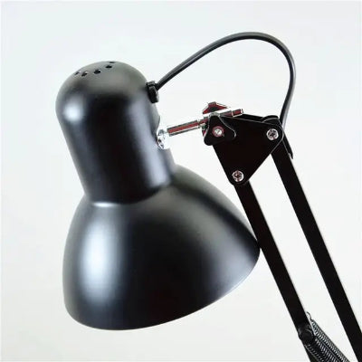 Detaljan prikaz crne stone lampe sa fleksibilnim zglobom i metalnim delovima. Kvalitetna izrada, elegantan dizajn, idealno osvetljenje za radni prostor.
