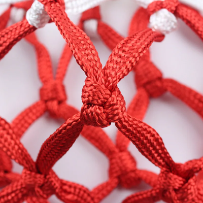 krupni kadar debelih cvorova na mrezici za basket koji sprecavaju cepanje i garantuju dugotrajnost pri igri