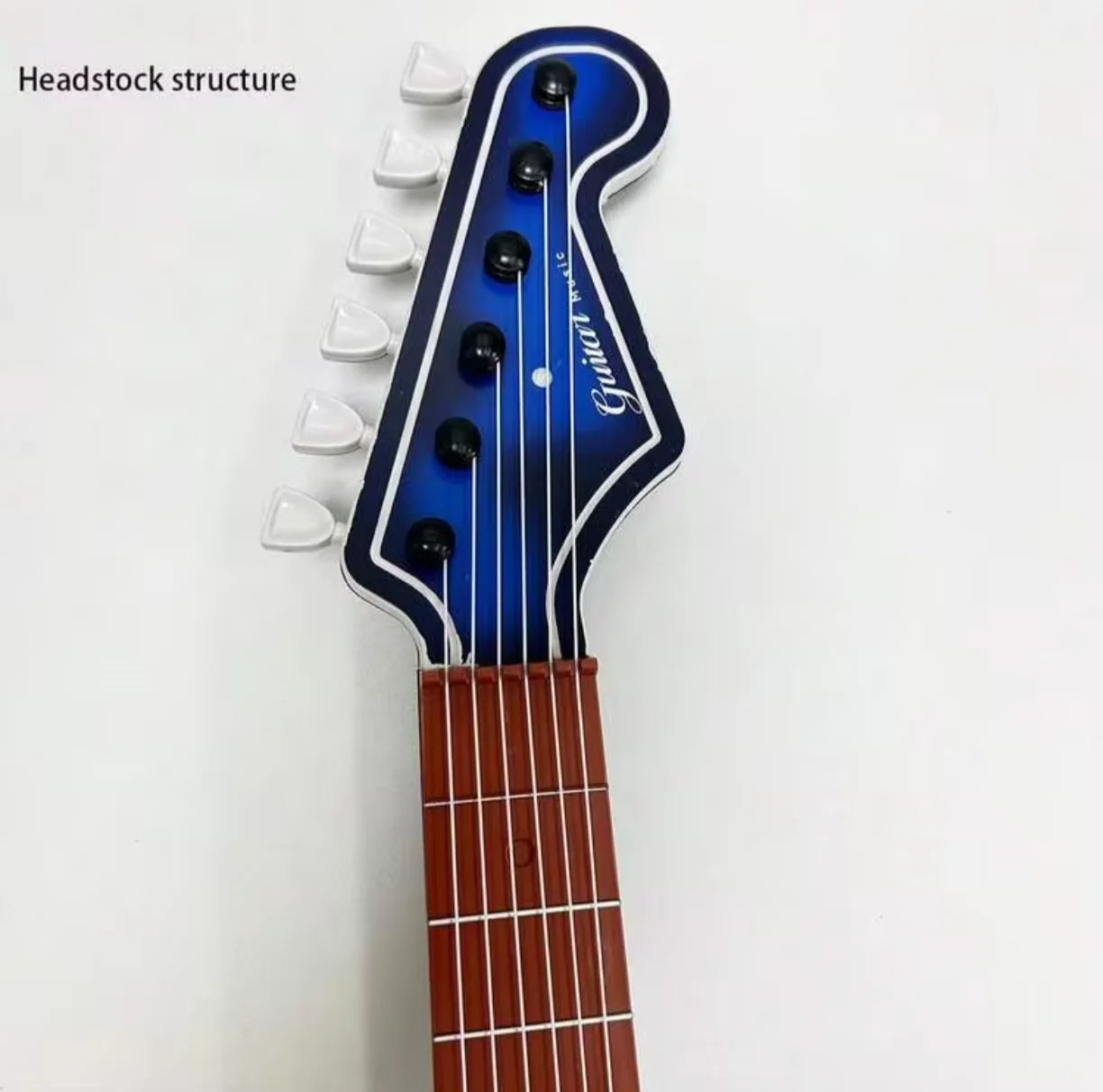 Detalj glave i vrata plave decije drvene gitare igracke