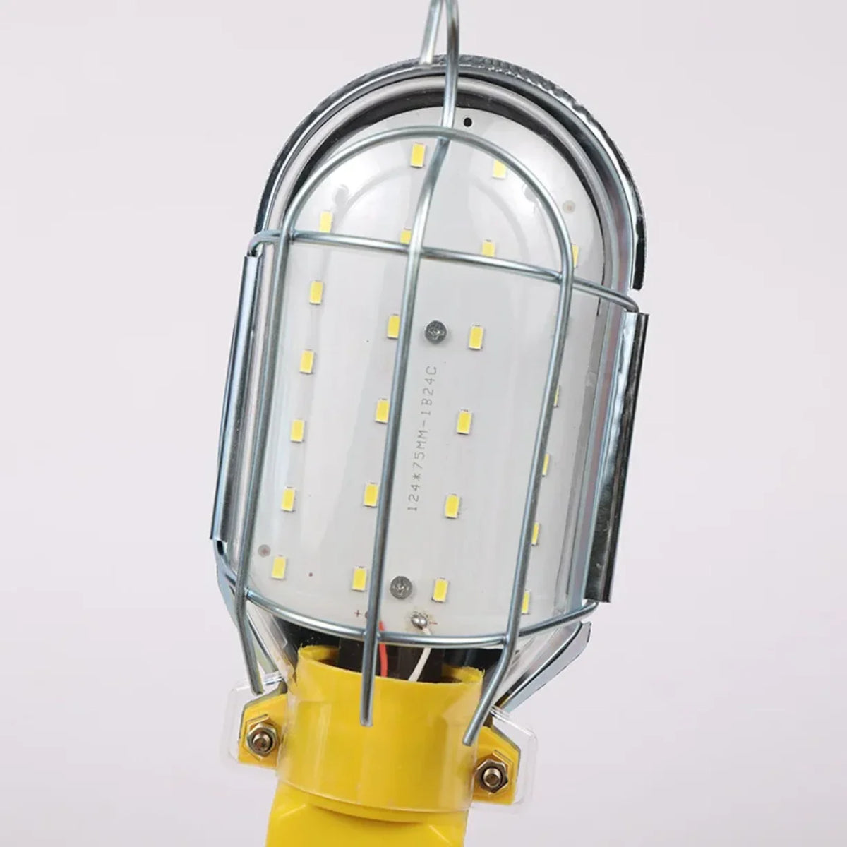 Detalj glave radne LED lampe sa LED diodama i zicanom korpom