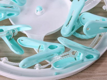 Detalj mint plasticnih stipaljki na okrugloj susilici za ves