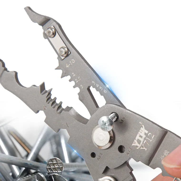 Detalj ostrica multifunkcionalnih klesta iznad metalnih eksera