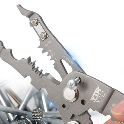 Detalj ostrica multifunkcionalnih klesta iznad metalnih eksera