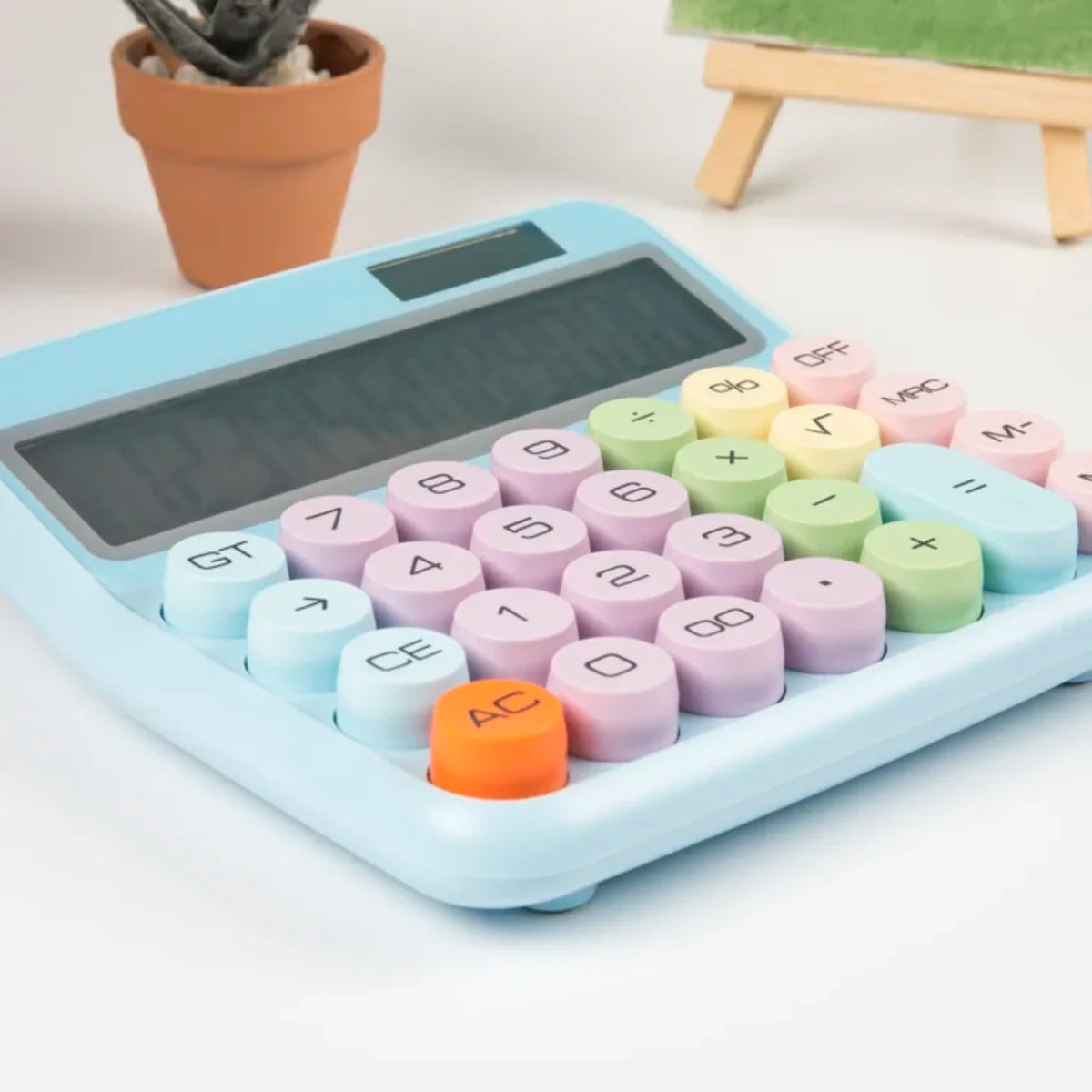 Detalj okruglih pastelnih tastera na stonom digitronu