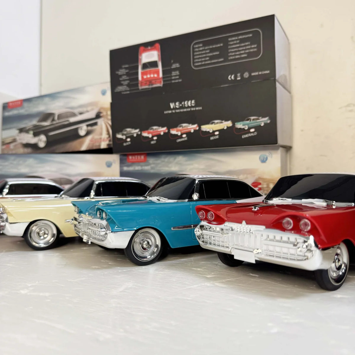 detaljan prikaz retro auto bluetooth zvucnika u razlicitim bojama