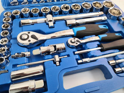 Izbliza prikaz alata, gedora i racni. Prikazani su nastavci, racne i produzeci od hrom-vanadijum celika visokog kvaliteta.