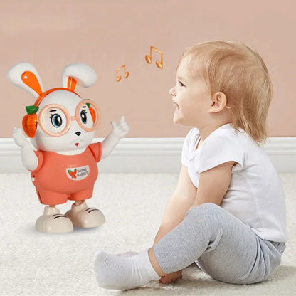 Dete se igra sa interaktivnim zekom sa muzikom na podu
