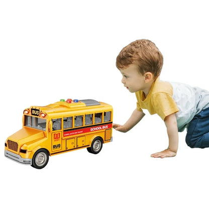Dete se igra zutim skolskim autobusom igrackom