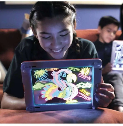 Devojcica se igra sa magicnom tablom sa slikom jednoroga i duginim bojama edukativna i zabavna igracka za decu