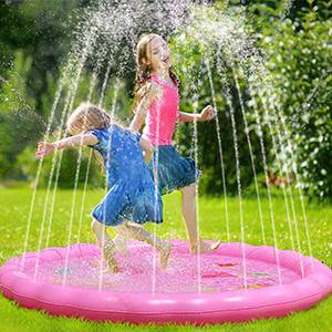 Devojcice se vesele na splash padu. Letnja igra i zabava na otvorenom, savrseno resenje za tople dane u dvoristu.