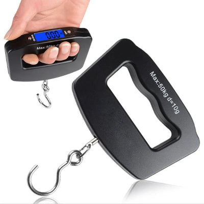 Prenosna digitalna vaga za prtljag crne boje, maksimalne tezine 50kg, idealna za merenje kofera i torbi pre putovanja.