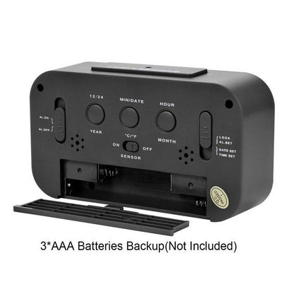 Zadnja strana digitalnog budilnika sa dugmićima za podešavanje i ležištem za baterije