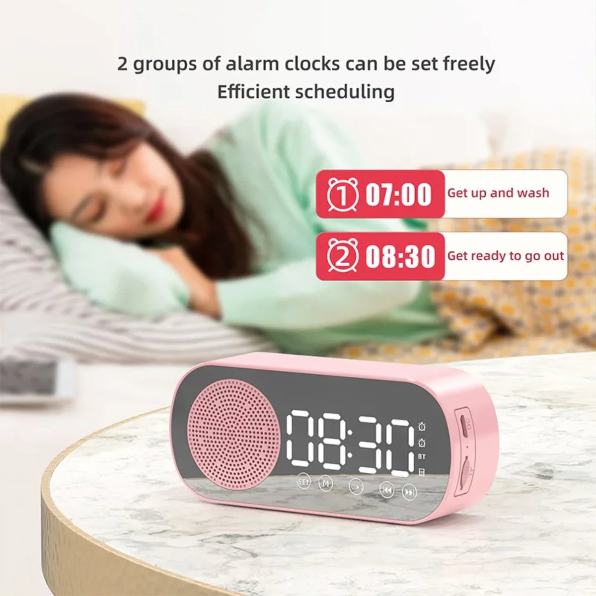 Roze digitalni budilnik sa zvucnikom na nocnom ormaricu pored kreveta